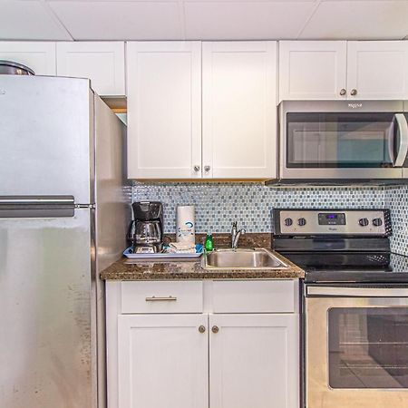 Oversized Ocean View Queen Suite With Beautiful Fireplace And Accents - Sleeps 4 Guests! Myrtle Beach Rum bild