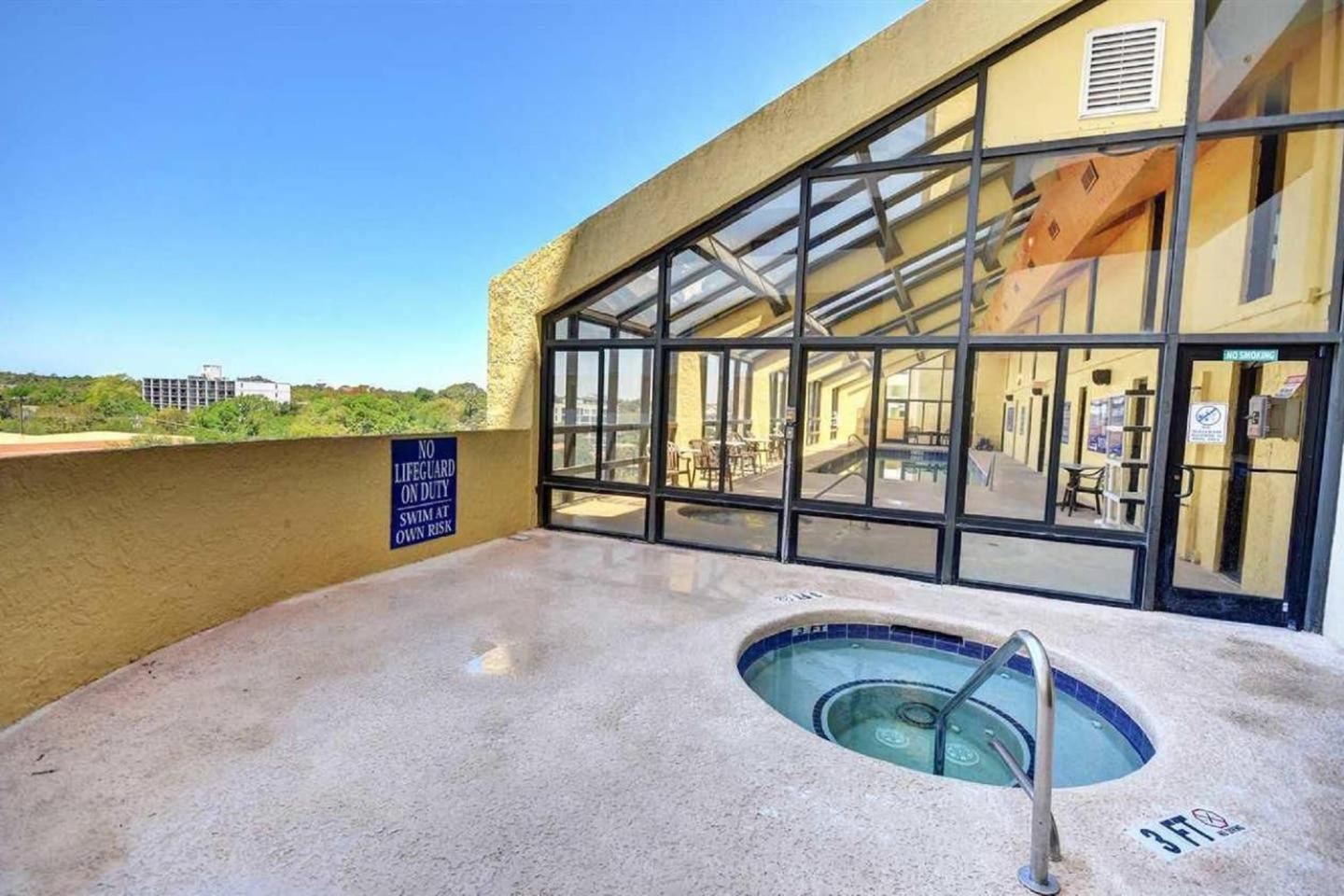Oversized Ocean View Queen Suite With Beautiful Fireplace And Accents - Sleeps 4 Guests! Myrtle Beach Rum bild