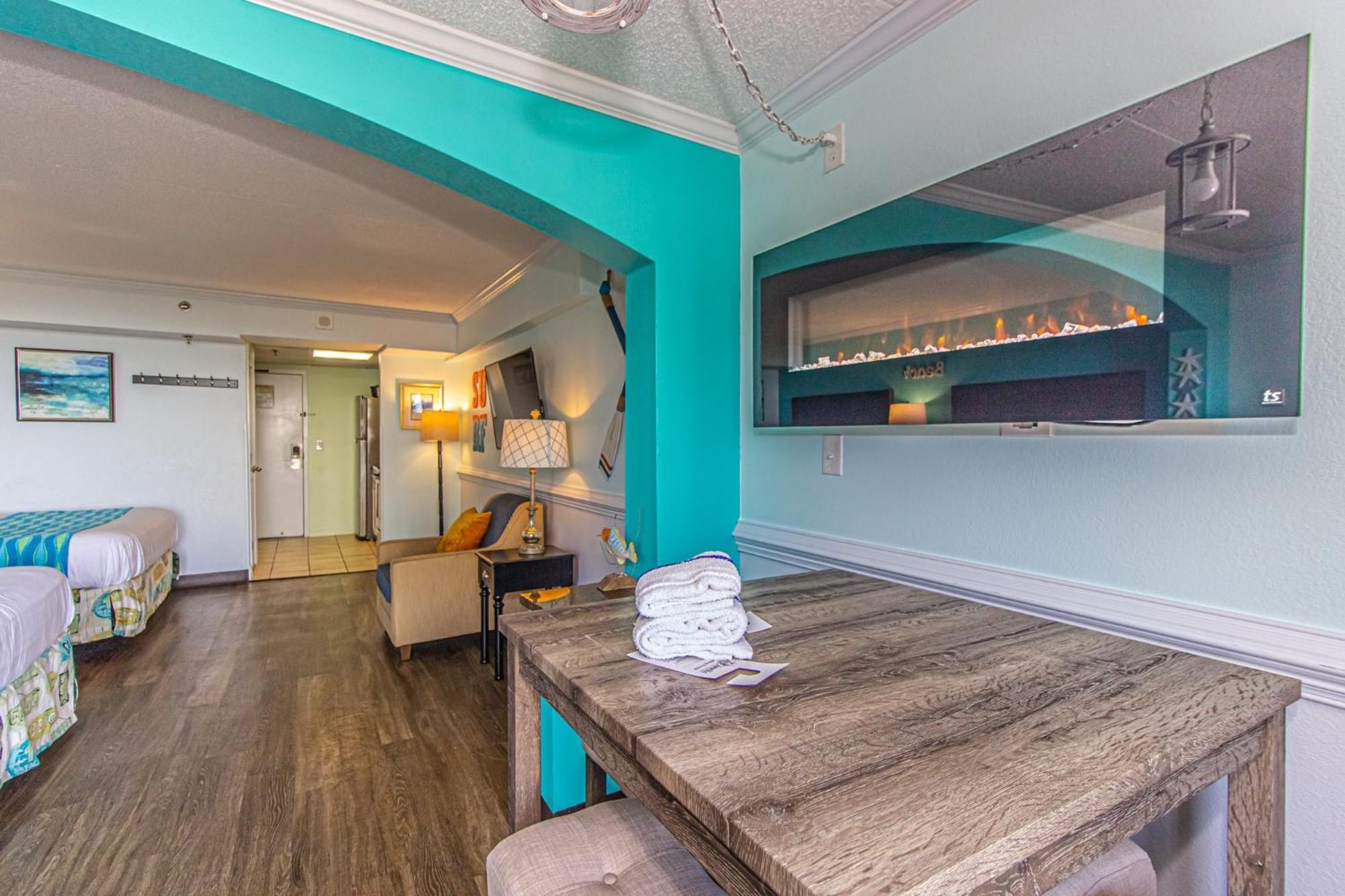 Oversized Ocean View Queen Suite With Beautiful Fireplace And Accents - Sleeps 4 Guests! Myrtle Beach Rum bild