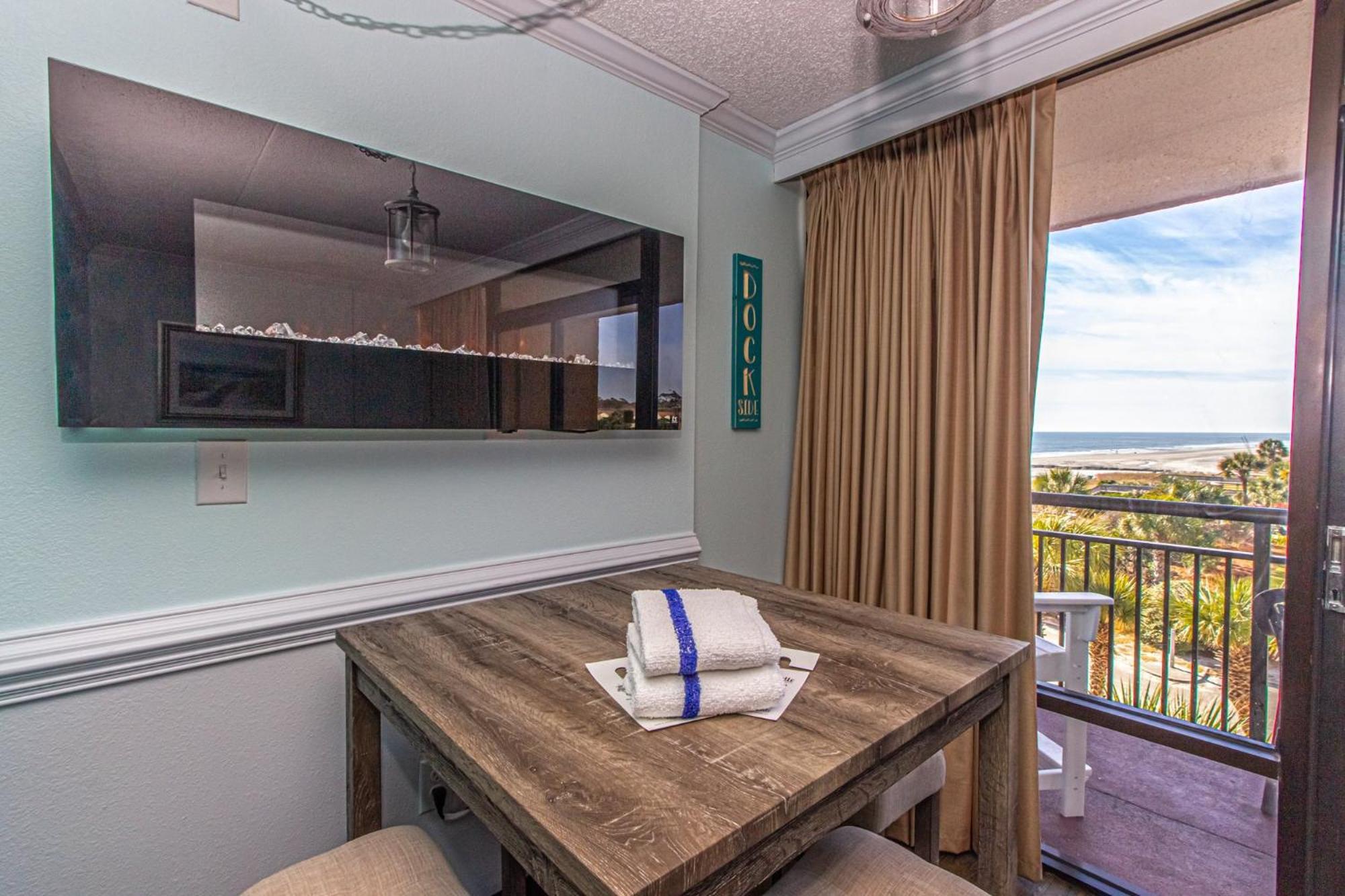Oversized Ocean View Queen Suite With Beautiful Fireplace And Accents - Sleeps 4 Guests! Myrtle Beach Rum bild