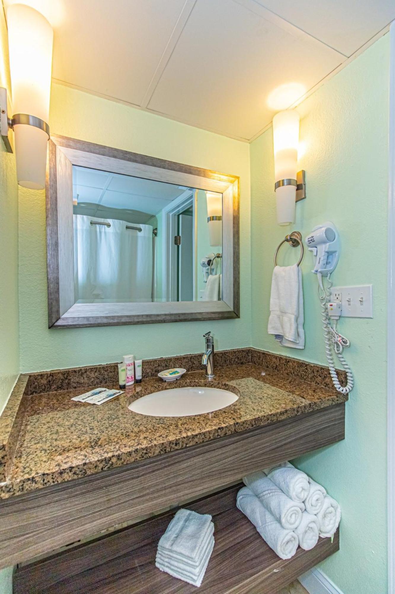Oversized Ocean View Queen Suite With Beautiful Fireplace And Accents - Sleeps 4 Guests! Myrtle Beach Rum bild